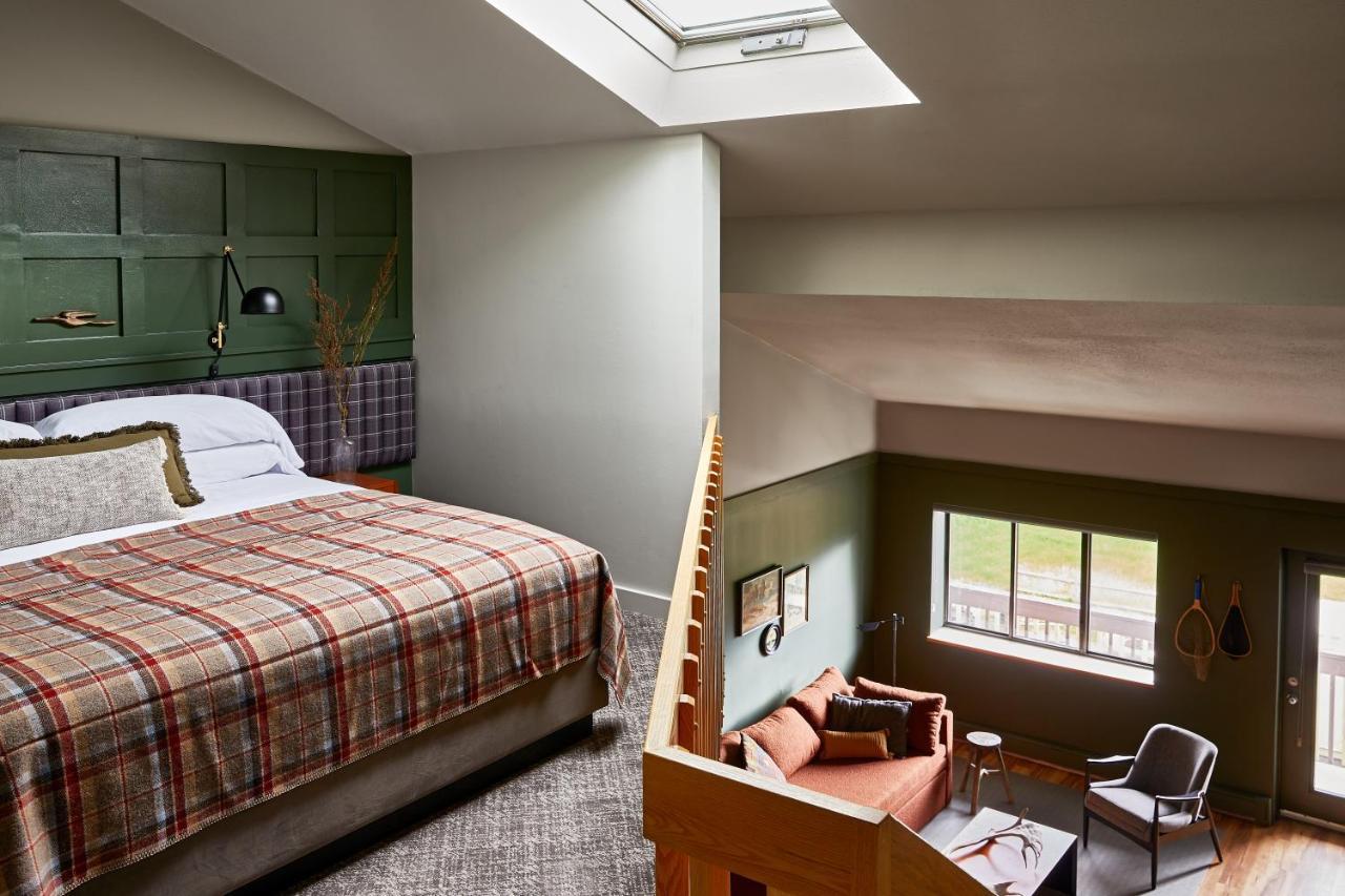 Hotel Lodge, A Bluebird By Lark Hunter